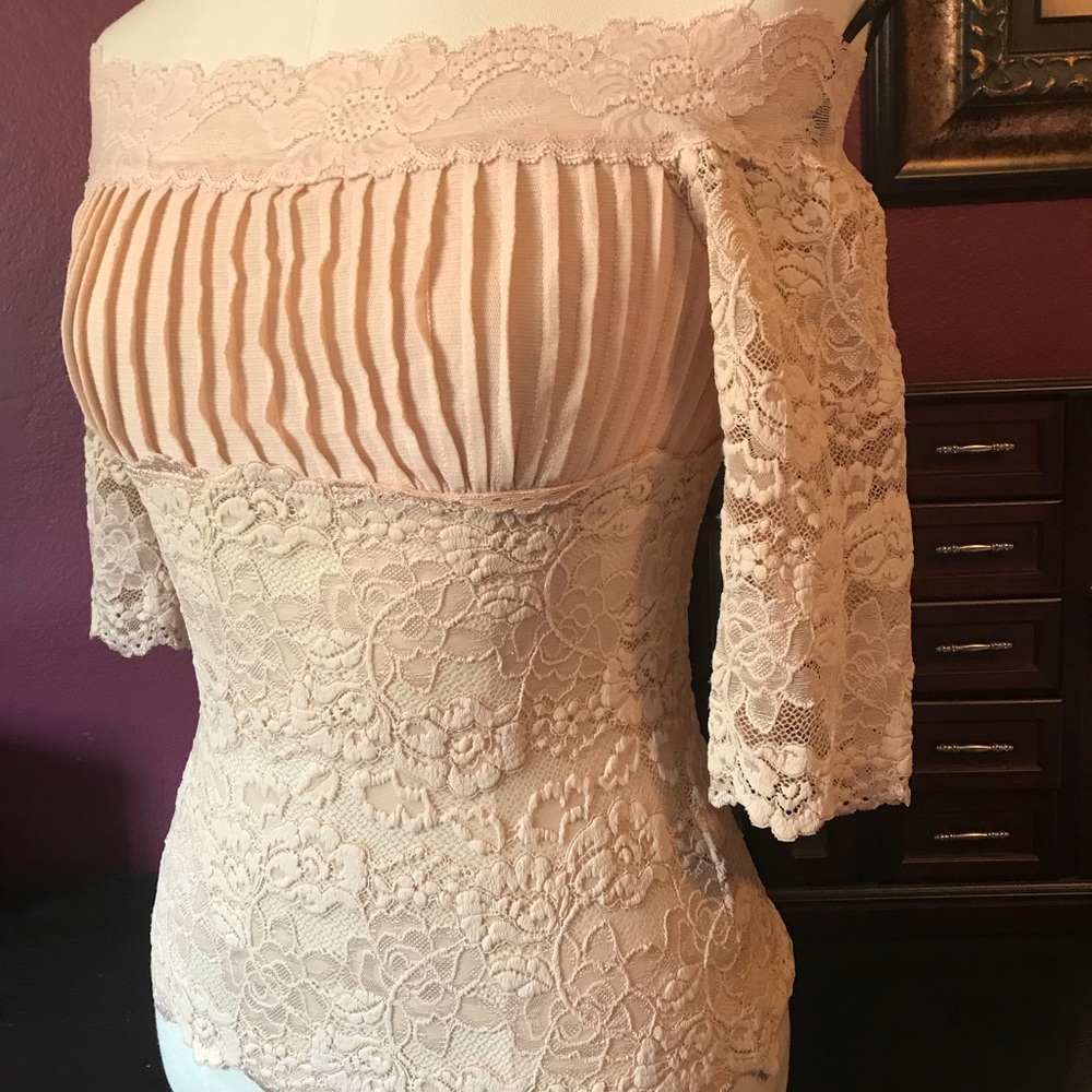 XS Bebe creamy lace top